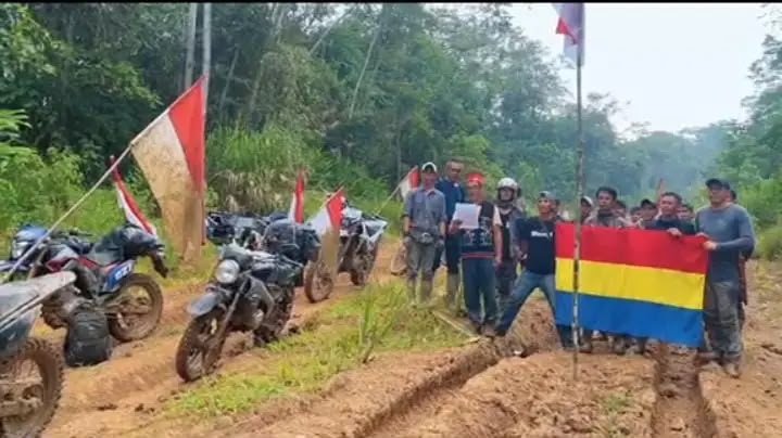 Bendera Dayak Borneo Berkibar di Jalan Berlumpur Krayan