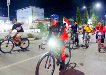 Malam di Tepian Kayan, Gubernur Ikut Gowes Bareng Ratusan Warga