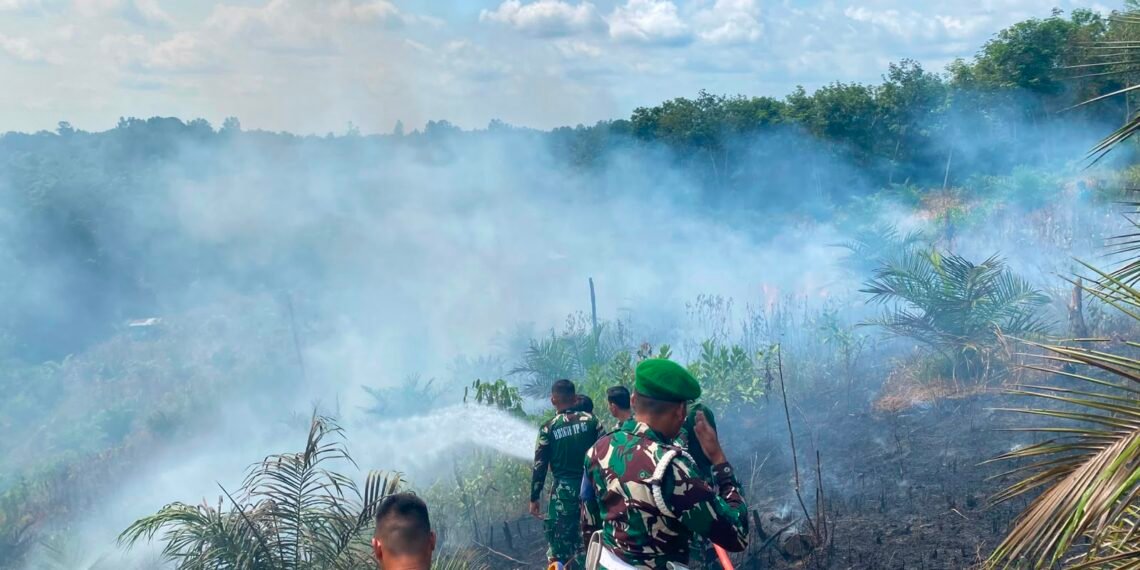 Karhutla Sangsang Dipadamkan, Brigif TP 85 Turunkan Personel Bersama Warga