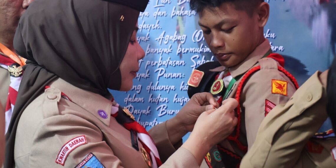 Rahmawati Serahkan Tiska dan Piagam kepada Kontingen Kaltara