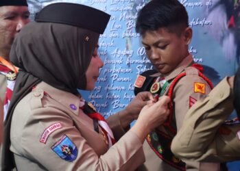 Rahmawati Serahkan Tiska dan Piagam kepada Kontingen Kaltara