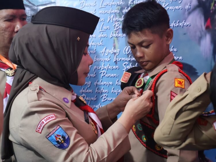 Rahmawati Serahkan Tiska dan Piagam kepada Kontingen Kaltara