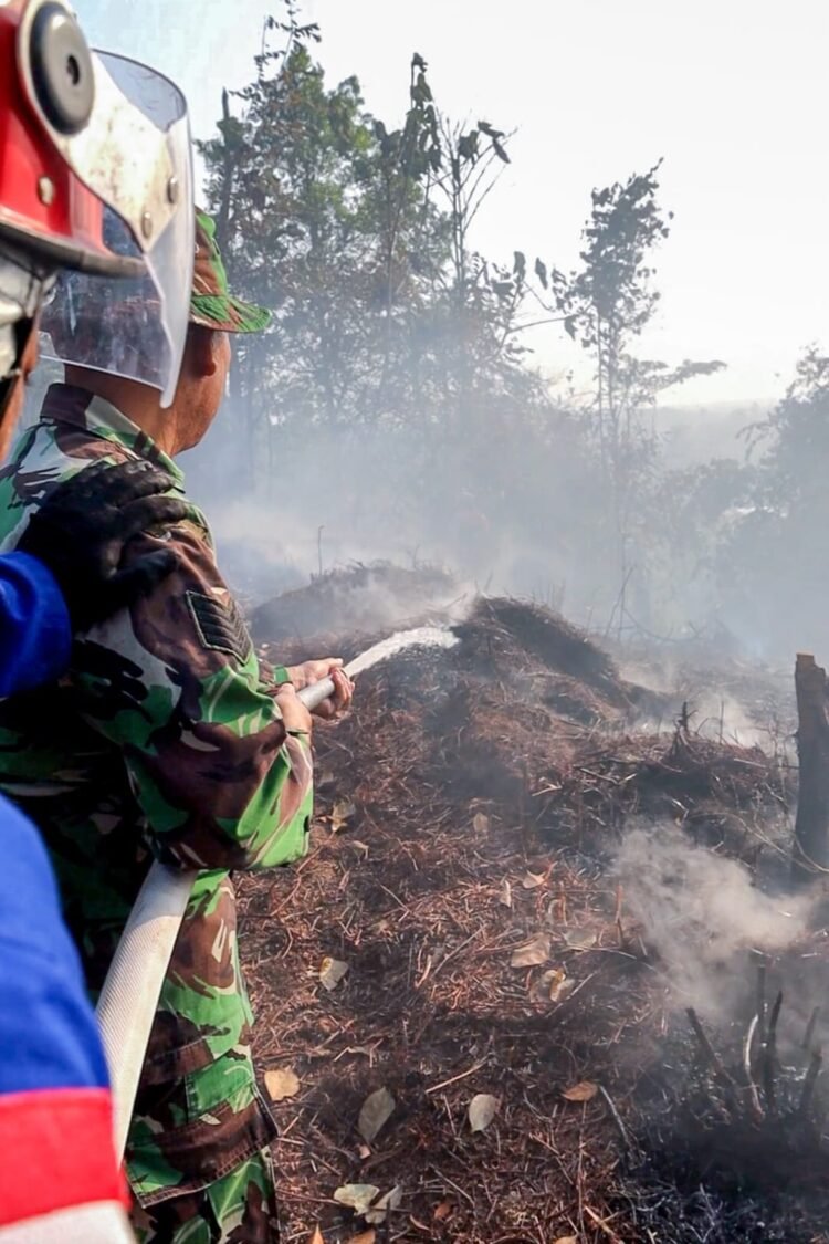 Kodim 0907/Tarakan Kerahkan Water Tank Padamkan Karhutla di Juata Kerikil