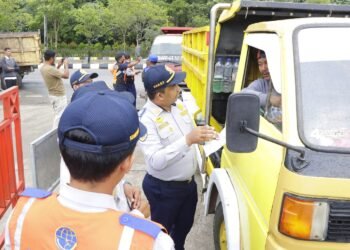 Urai Kemacetan, Dishub Tertibkan Antrean Kendaraan di SPBU Jalan Sengkawit 