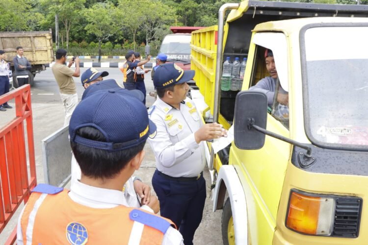 Urai Kemacetan, Dishub Tertibkan Antrean Kendaraan di SPBU Jalan Sengkawit 