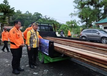 Bantuan Pascabencana Disalurkan, Warga Terdampak Longsor Terima Uang dan Material