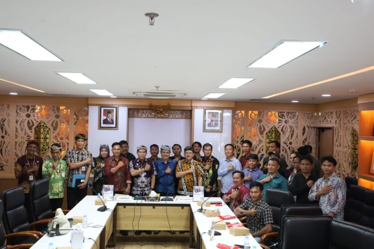 Gubernur Terima Aspirasi 10 Desa Terkait Persoalan MHA Desa Tujung