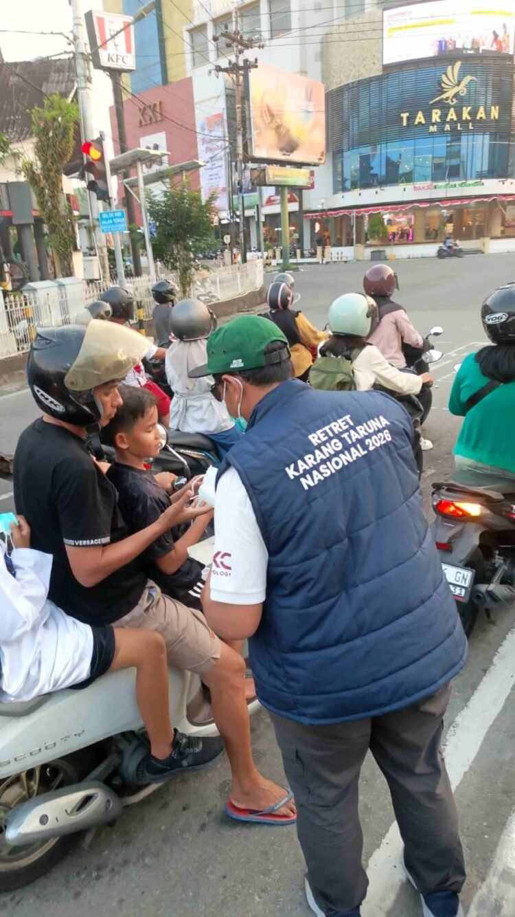 Karang Taruna Kaltara Bagikan 1.000 Masker untuk Warga Tarakan