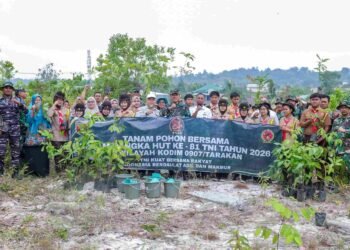 Tanam Pohon Bersama Warga, Kodim 0907/Tarakan Wujudkan TNI Kuat Bersama Rakyat