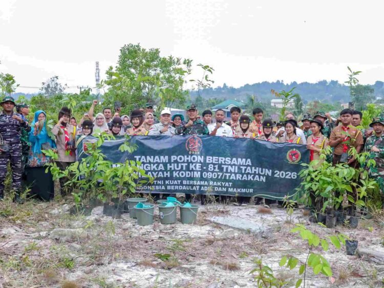 Tanam Pohon Bersama Warga, Kodim 0907/Tarakan Wujudkan TNI Kuat Bersama Rakyat