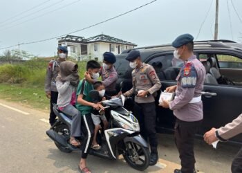 Kabut Asap Menyelimuti Sebatik, Brimob Kaltara Bergerak Lindungi Warga dengan Bagikan Masker