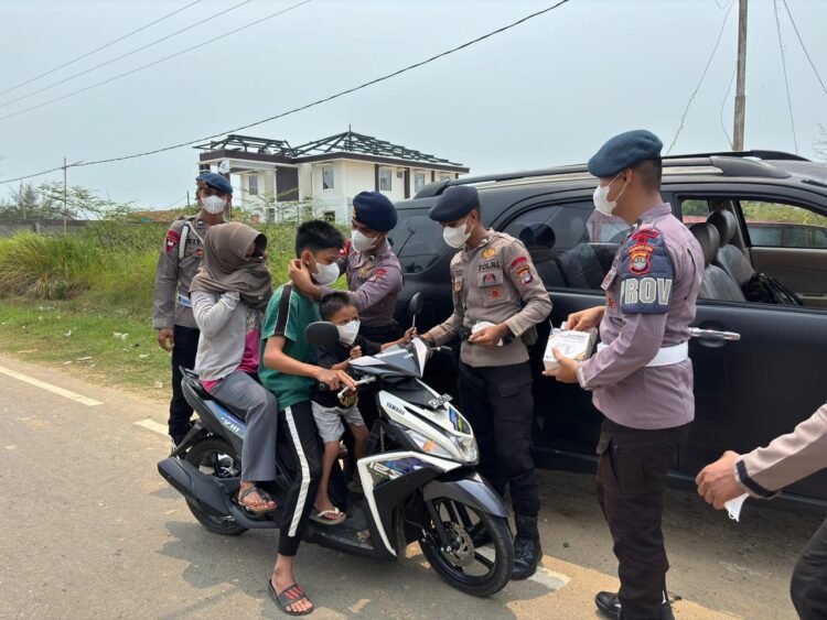 Kabut Asap Menyelimuti Sebatik, Brimob Kaltara Bergerak Lindungi Warga dengan Bagikan Masker