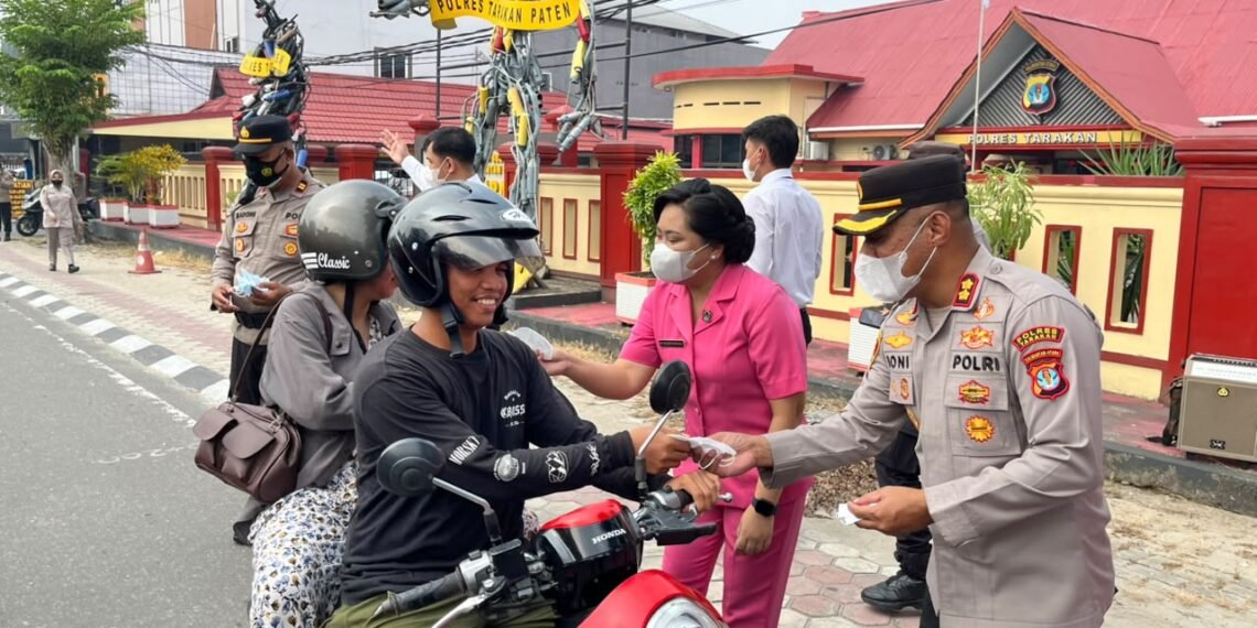 Polres Tarakan Bagikan Masker Bertahap, Sekolah Turut Disasar