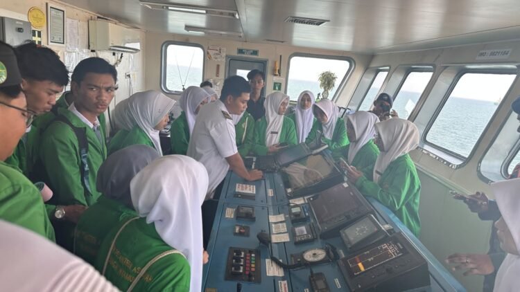 UPP Sungai Nyamuk Ajak Pelajar Sebatik Kenali Peralatan Keselamatan Kapal