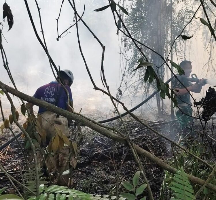 Brigif TP 85/BTC Bantu Padamkan Karhutla 4 Hektare di Kutai Barat