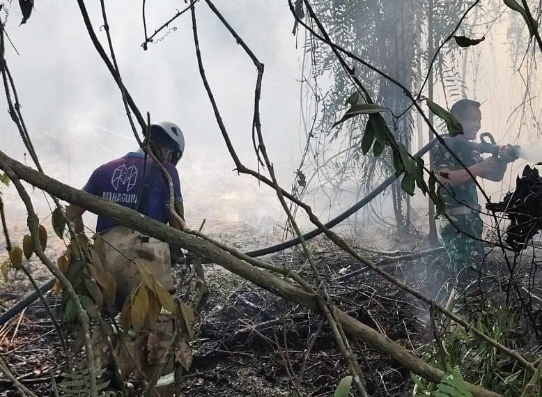 Brigif TP 85/BTC Bantu Padamkan Karhutla 4 Hektare di Kutai Barat