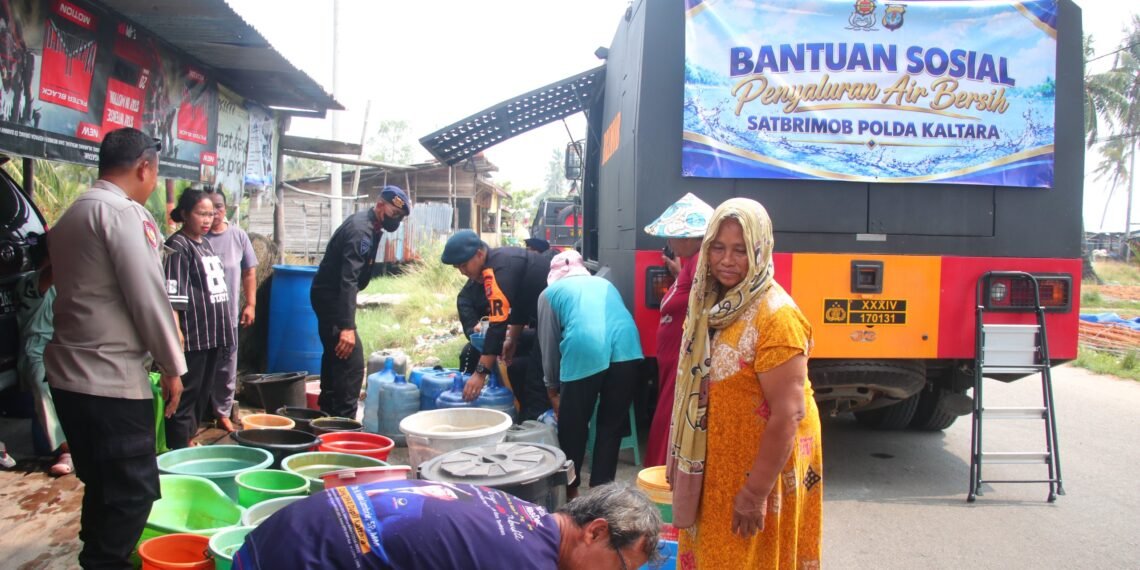 Satbrimob Polda Kaltara Salurkan Air Bersih kepada Masyarakat di Pantai Amal Tarakan