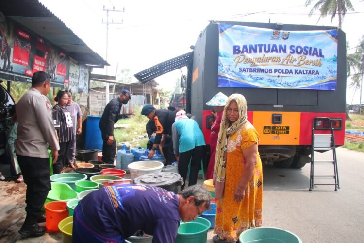 Satbrimob Polda Kaltara Salurkan Air Bersih kepada Masyarakat di Pantai Amal Tarakan