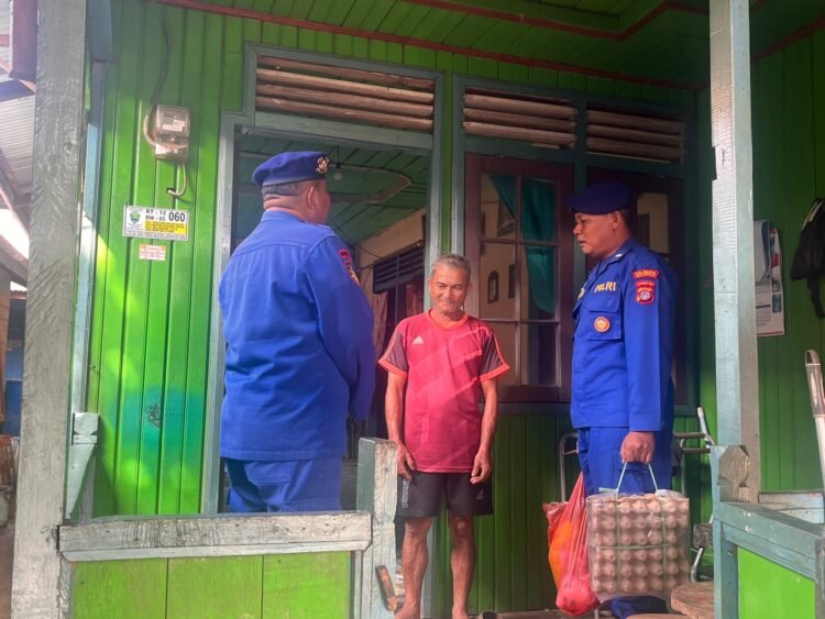 Polairud Polresta Bulungan Salurkan Sembako, Tiga Keluarga Terima Bantuan Jumat Berkah