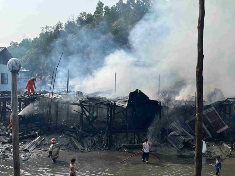 Api Lahap Rumah Warga Kampung Nelayan Karang Rejo, Pemadaman Terkendala Akses