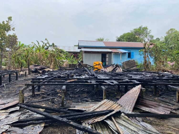 Kebakaran Hanguskan Dua Rumah Dinas Guru di Desa Antutan   