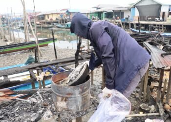 Api Diduga Berawal dari Tungku, Polisi Olah TKP Kebakaran Kampung Nelayan Karang Rejo