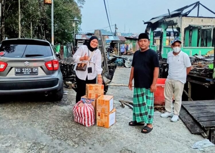Rahmawati Bantu 32 Warga Terdampak Kebakaran di Karang Rejo