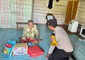 Polisi Salurkan Bansos Sembako untuk Warga Kurang Mampu di Karang Agung