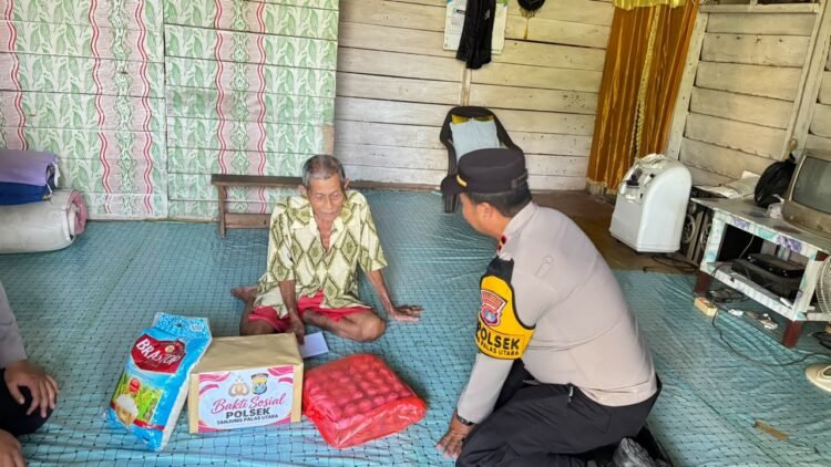 Polisi Salurkan Bansos Sembako untuk Warga Kurang Mampu di Karang Agung