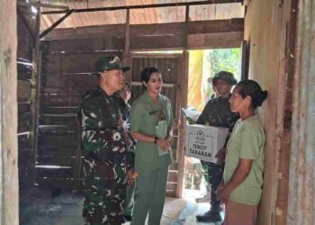 Sentuhan Humanis TMMD ke-130 Tarakan, Dansatgas dan Persit Berbagi dengan Warga