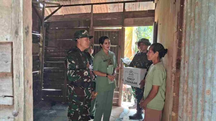 Sentuhan Humanis TMMD ke-130 Tarakan, Dansatgas dan Persit Berbagi dengan Warga