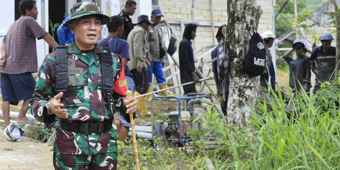 TNI Manunggal Air di Kampung Satu Skip, Dandim Minta Warga Rawat Sumur Bor Bersama