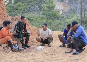 Usai Bekerja, Dandim Tarakan Berbincang Santai dengan Warga di Lokasi TMMD