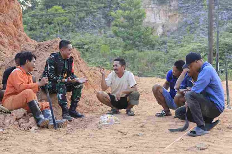 Usai Bekerja, Dandim Tarakan Berbincang Santai dengan Warga di Lokasi TMMD