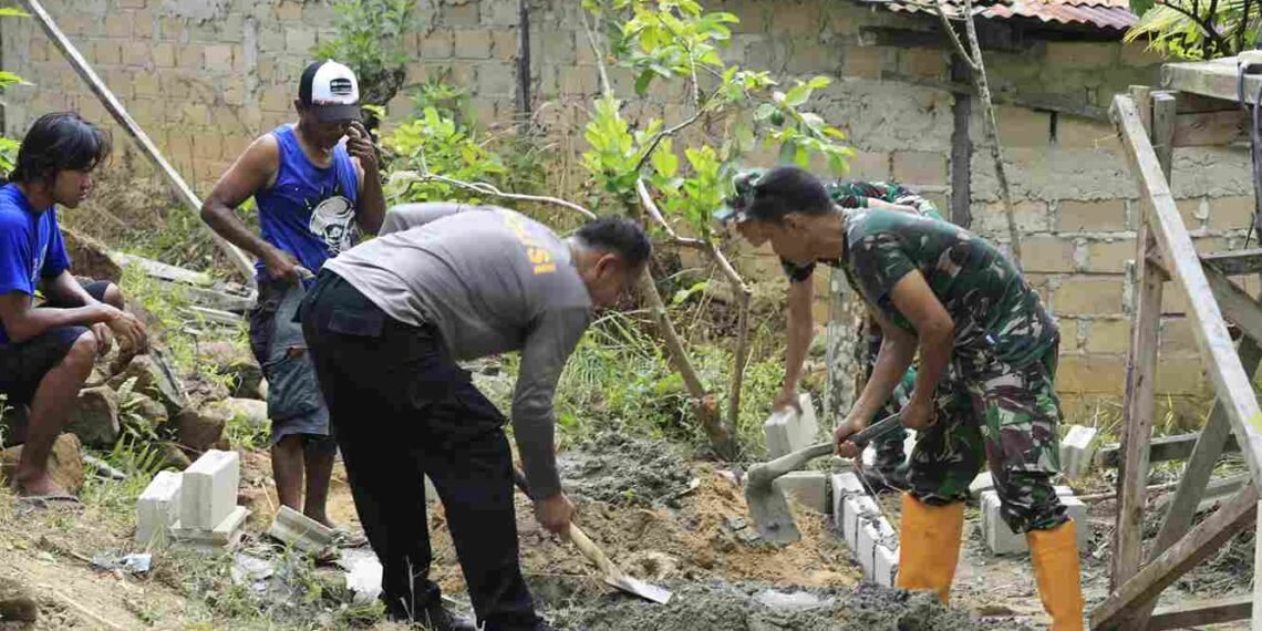 Babinsa Serka Arifin Dampingi Pembangunan Sumur Bor TMMD ke-130 di Kampung Satu Skip