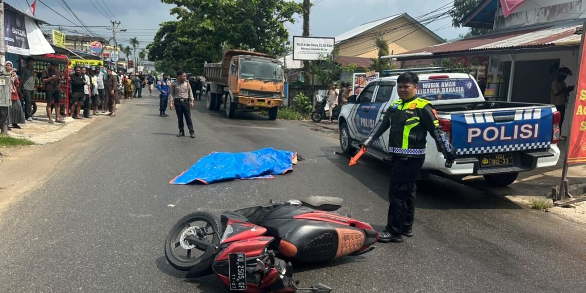 Dahului Truk, Pengendara Mio Soul Kehilangan Kendali hingga Tewas