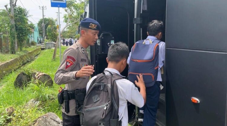 Brimob Bus Gratis Antar Jemput Pelajar SMPN 2 Tanjung Selor, Wujud Kepedulian kepada Generasi Muda