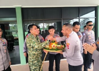 Bawa Tumpeng, Polres Tarakan Beri Kejutan HUT ke-81 TNI