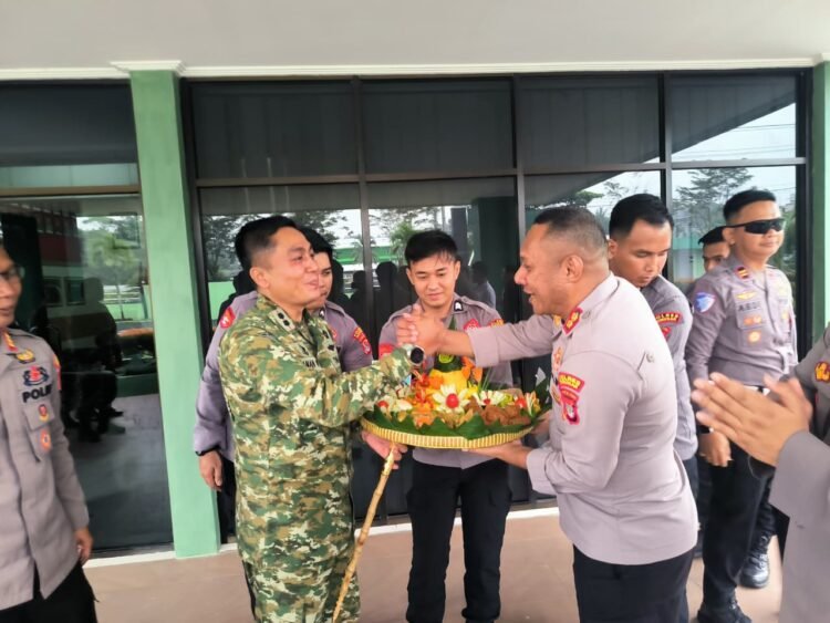Bawa Tumpeng, Polres Tarakan Beri Kejutan HUT ke-81 TNI