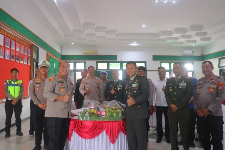 Bawa Tumpeng HUT TNI, Kapolresta Bulungan Sambangi Makodim