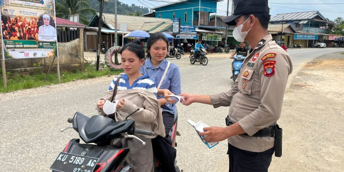 Polresta Bulungan Bagikan Masker, Warga Sekatak Diingatkan Waspadai Kabut Asap