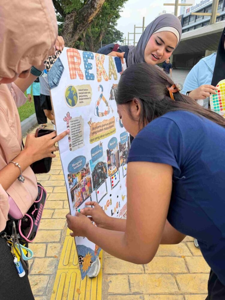 Pakaian Bekas Lebih Banyak Disimpan, Minat Daur Ulang Masih Rendah