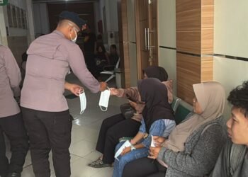Brimob Kaltara Bagikan Masker di RSUD Dr. H. Soemarno Sosroatmodjo, Wujudkan Polisi Bersama Masyarakat