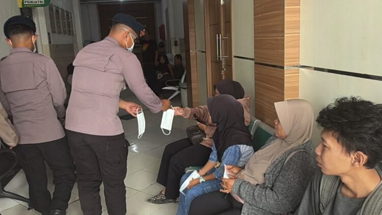 Brimob Kaltara Bagikan Masker di RSUD Dr. H. Soemarno Sosroatmodjo, Wujudkan Polisi Bersama Masyarakat