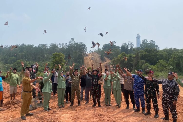 Dandim dan Wali Kota Tarakan Lepas Merpati pada Pembukaan TMMD ke-130