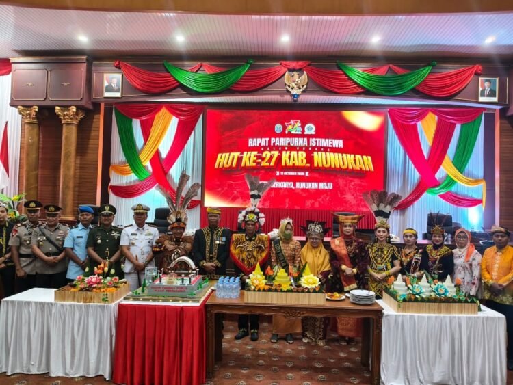 Pakaian Adat Berbagai Suku Warnai Paripurna HUT ke-27 Nunukan