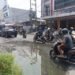 Lubang Jalan Tertutup Genangan,Pengendara Motor di Gajah Mada Waswas