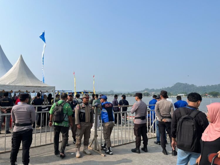 Polisi Gabungan Amankan Festival Lomba Dayung di Sungai Kayan