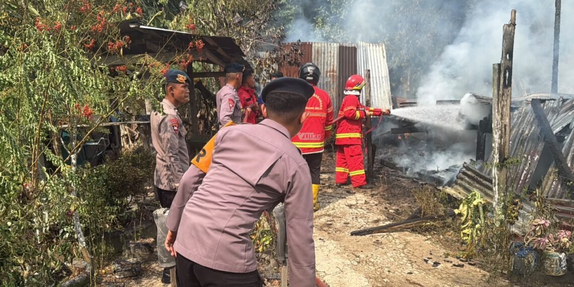 Brimob Kaltara Bersama Damkar Bergerak Cepat Tangani Kebakaran Rumah di Jalan Jelarai, Bulungan