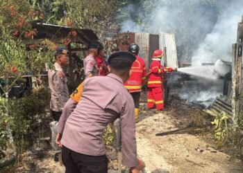 Brimob Kaltara Bersama Damkar Bergerak Cepat Tangani Kebakaran Rumah di Jalan Jelarai, Bulungan